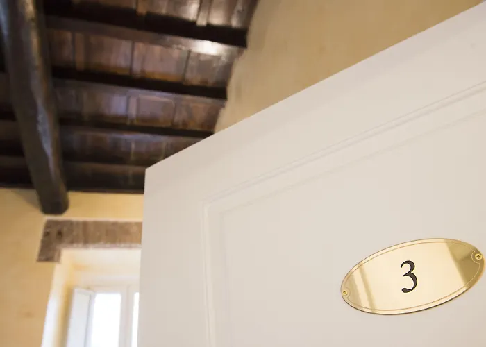 Domus Trevi Bed & Breakfast 4*