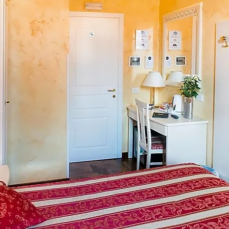 Domus Trevi Bed & Breakfast 4*