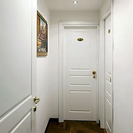Domus Trevi Bed & Breakfast