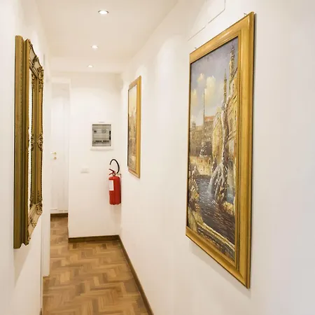 Domus Trevi לינה וארוחת בוקר