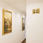 Domus Trevi Nocleg ze śniadaniem 4*