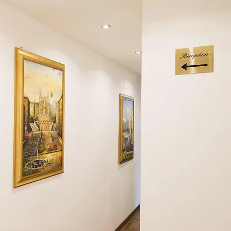 Domus Trevi Bed & Breakfast 4*