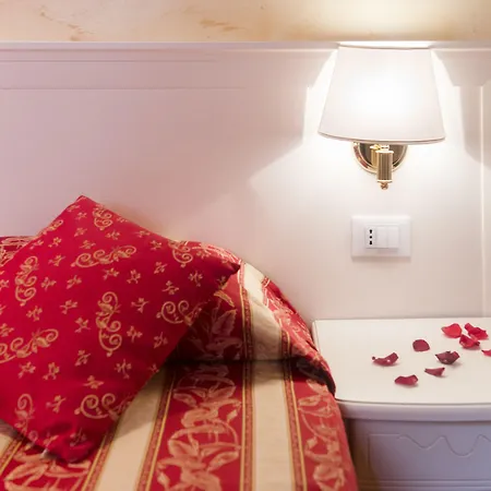 Domus Trevi Bed & Breakfast 4*