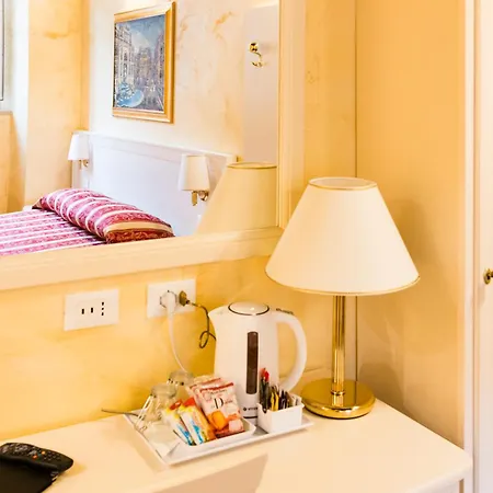Domus Trevi Bed & Breakfast 4*